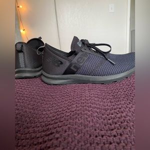 WOMANS SIZE 7 NEW BALANCE